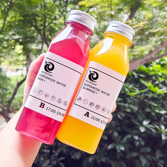 Botella de jugo de pl&aacute;stico con tapa