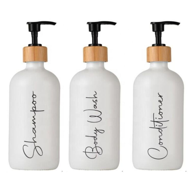 Bouteille de shampoing avec distributeur &agrave; pompe en plastique blanc