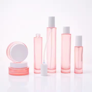 Roze glazen fles voor huidverzorging Foundations Serums Cream
