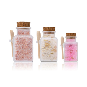 木のスプーンとコルクの蓋が付いているつや消しの ABS プラスチック バス ソルトの包装瓶