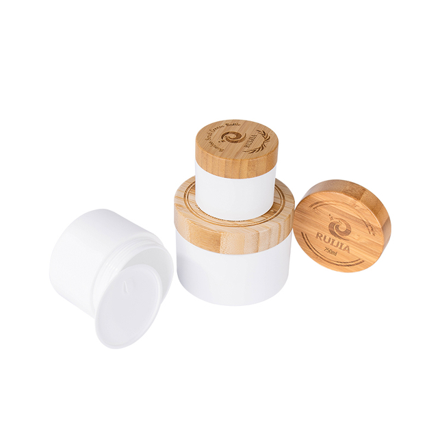 Pot de cr&egrave;me cosm&eacute;tique en plastique avec couvercle en bois de bambou