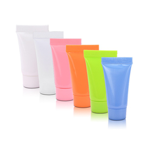 Weiche Reisekosmetiktube aus Kunststoff f&uuml;r Handcreme, Lippenstift und Gesichtsreiniger. Siebdruck auf Oberfl&auml;chenshampoo